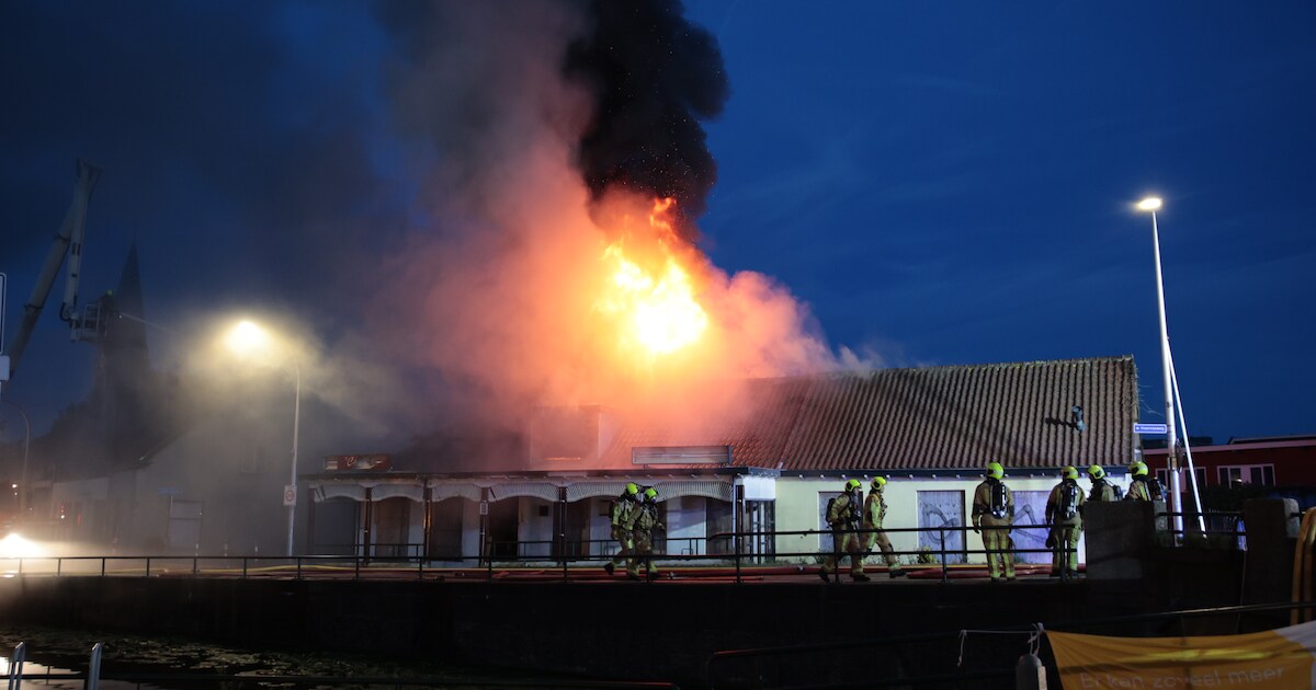 Grote brand in leegstaand pand in Den Hoorn, vlammen slaan uit het dak