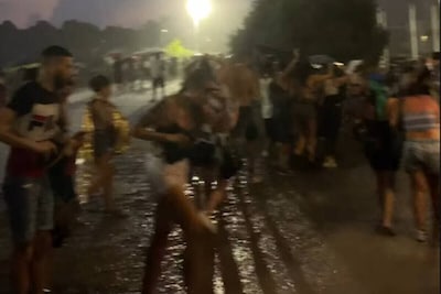 75.000 bezoekers concert Bad Bunny geëvacueerd om noodweer in Milaan, gewonden door hagel