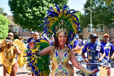 Zomercarnaval én Oranje op groot scherm: carnavalsvereniging De Blauwbaadjes pakt groots uit