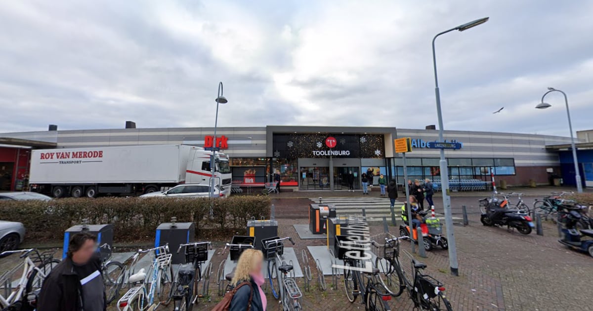 Stripfiguren zoals Bluey en Teletubbies lopen zaterdag door Winkelcentrum Toolenburg in Hoofddorp
