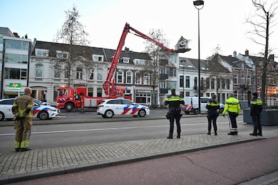 Spektakel in centrum Tilburg: dief vlucht dak op, komt er zelf niet vanaf en wordt gered door brandw