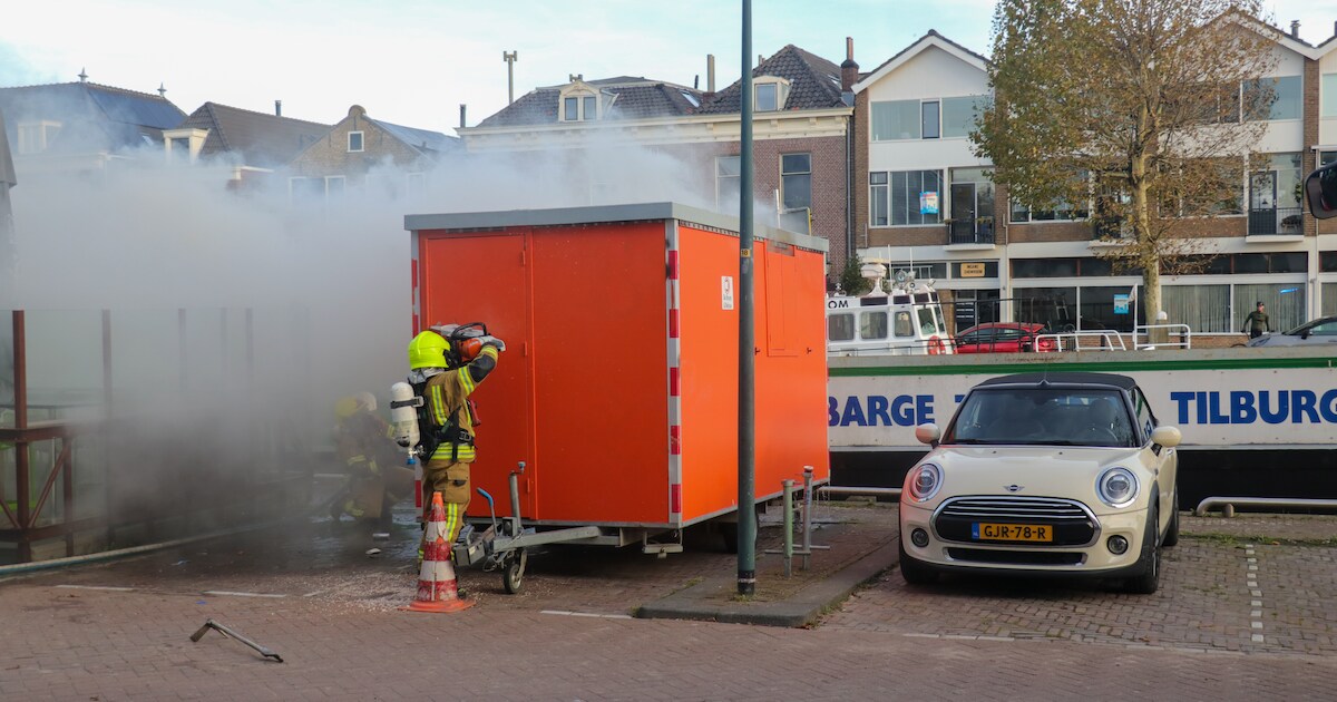 Bouwkeet flink beschadigd door brand aan de Govert van Wijnkade in Maassluis