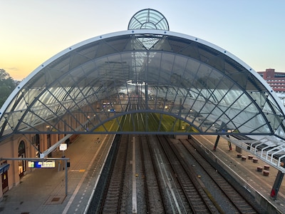 Normaal krioelt het van de studenten en forenzen, nu is er alleen leegte op het station van Zwolle