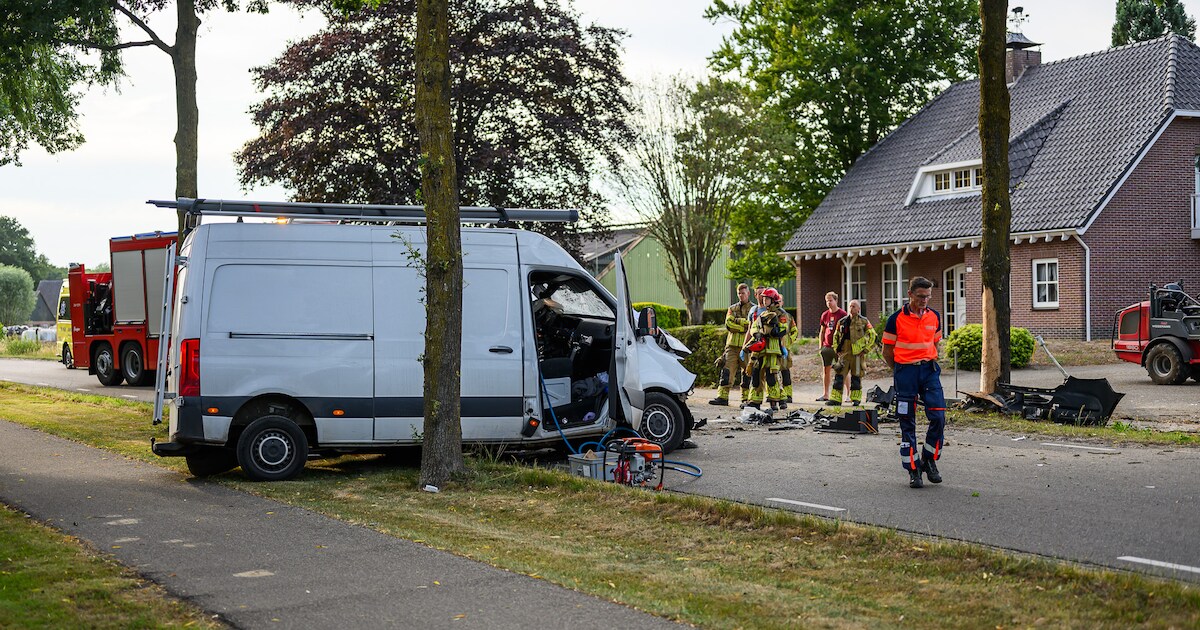 Bestuurder van bestelbusje (26) overleden bij zwaar ongeval in Achtmaal
