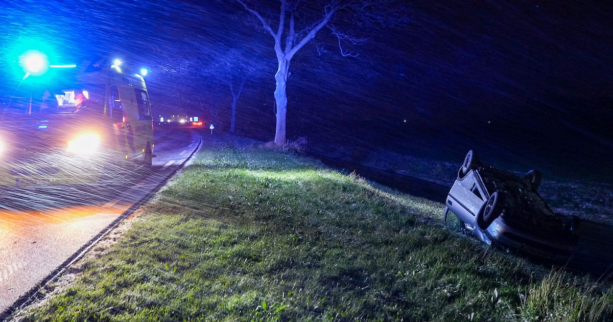 Automobilist verliest controle op N241 in Wognum en raakt gewond