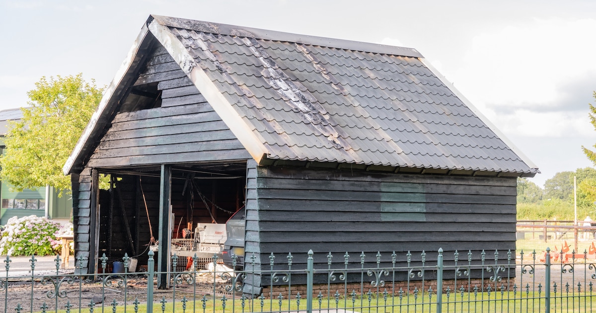 Schuur loopt schade op door felle brand in Steenwijkerwold
