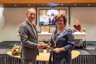 Marian Witte geïnstalleerd als burgemeester Hoeksche Waard: ‘Als het aan mij ligt, blijf ik hier lang’