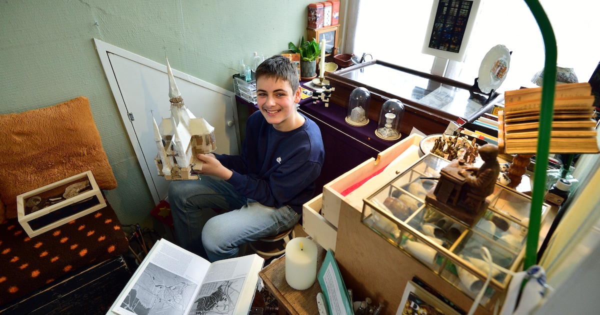 De Goudse Ezra (16) is zo gek op zijn stad dat hij er op zolder een museum van maakte: ‘Ik krijg van