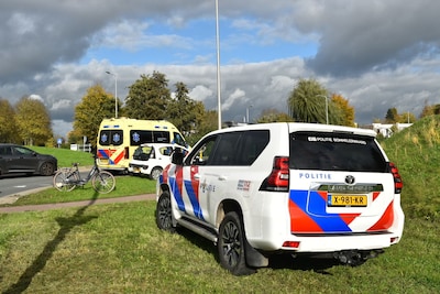 Meisje aangereden op rotonde in Zaltbommel, belandt op voorruit auto