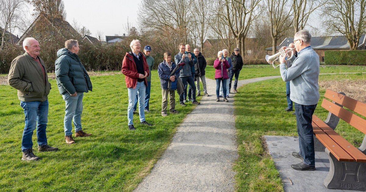 Nieuwe bankjes voor senioren geplaatst langs wandelroutes in Waarland