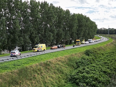 Twee auto’s botsen op N36 bij Almelo: één persoon gewond, weg afgesloten