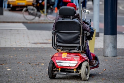 Nadat hij op scootmobiel botst gaat pakketbezorger elke week naar slachtoffer: ‘Eten en bloemen gebr