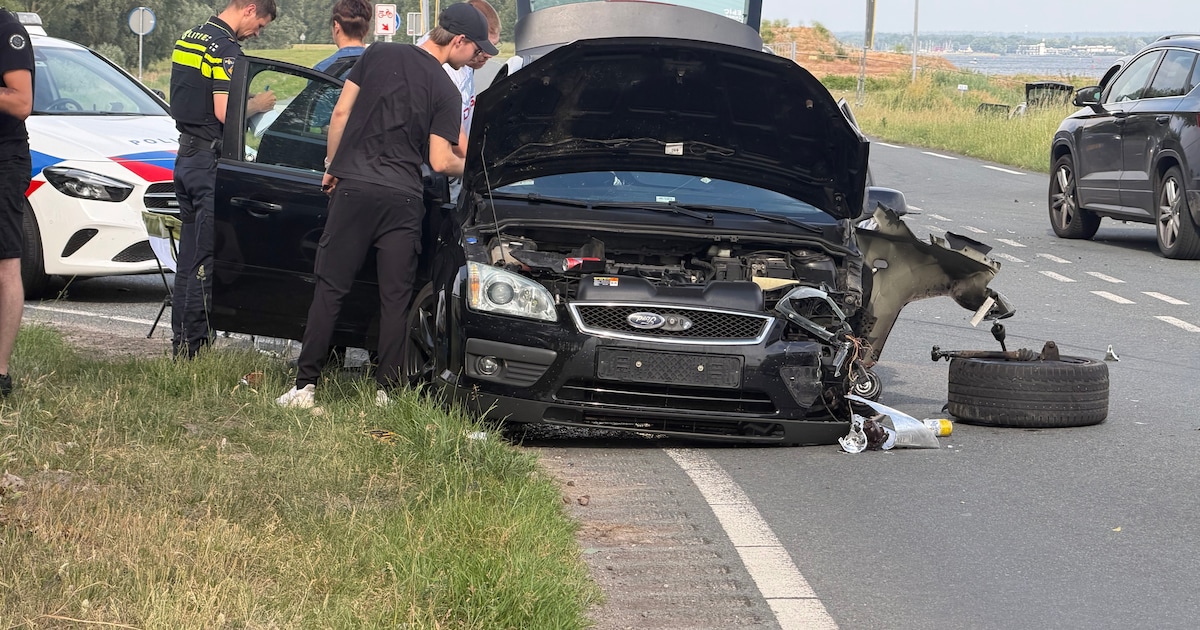 Twee auto’s botsen op Erkemederweg in Zeewolde