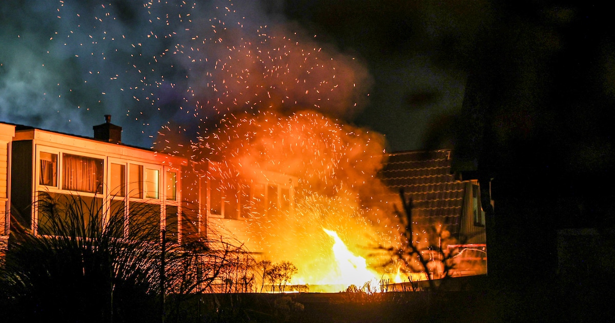 Vlammenzee in achtertuin van woning aan de Brugstraat in Joure