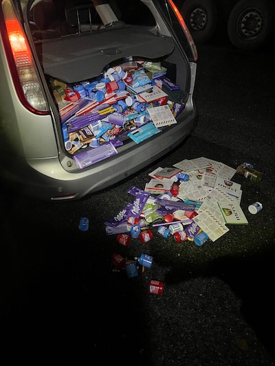 Wéér zoete verrassing vlak over de grens bij Enschede: auto puilt uit van gestolen snoep