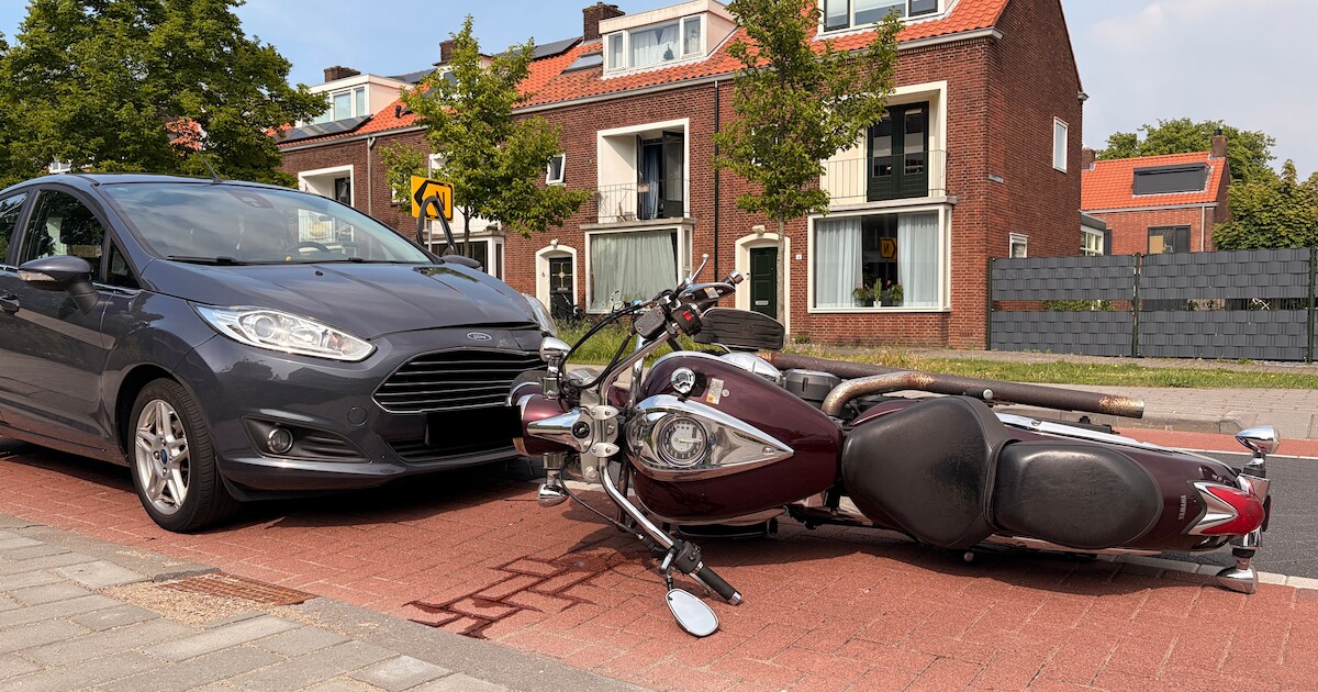 Bestuurder over de kop na botsing tussen motor en fiets in Pijnacker