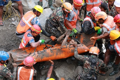 Twee personen levend gered uit tunnel na overstromingen in Nepal, twee Nederlanders nog vermist