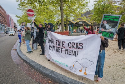 Voor de vijftiende keer klinkt er protest bij Utrechts restaurant vanwege omstreden foie gras op het