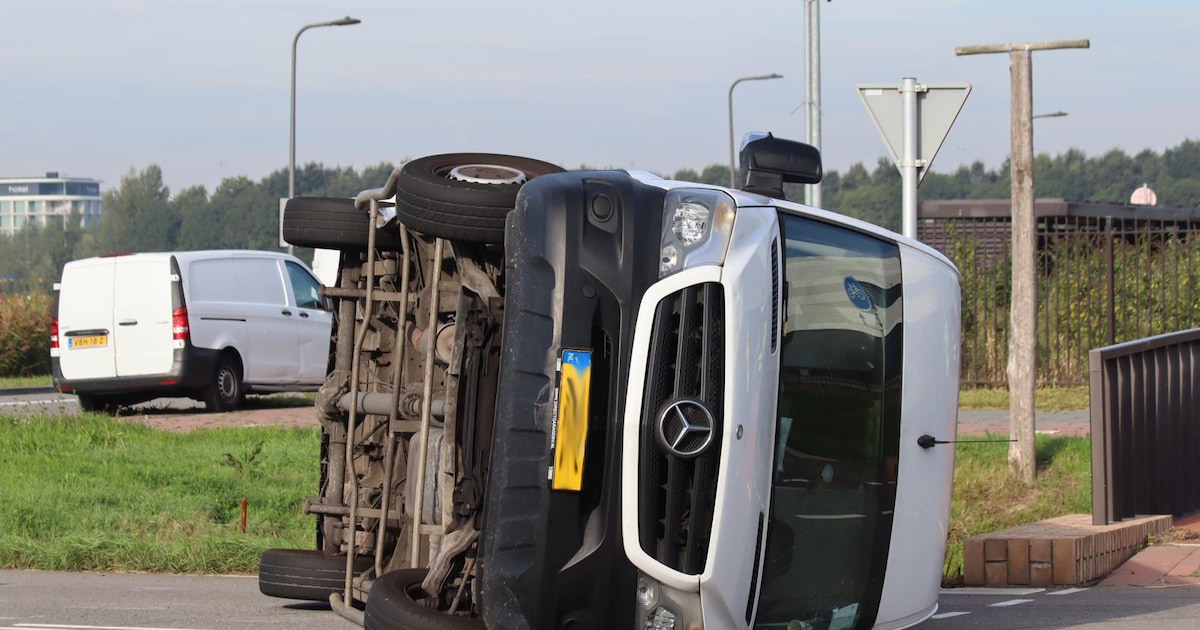 Busje belandt op zijn kant na aanrijding met auto in Hoofddorp