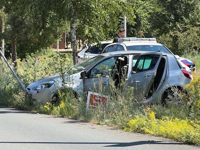 Automobilist ramt paal op Generaal Hackettlaan in Ede