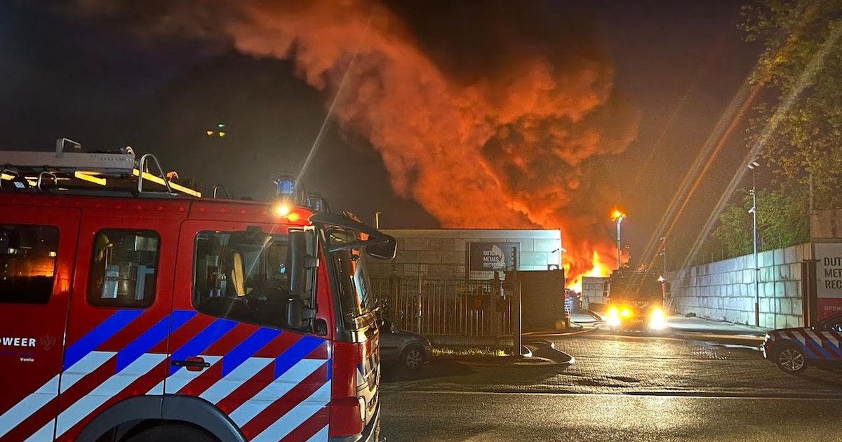 Grote brand bij metaalrecyclingbedrijf in Swalmen onder controle