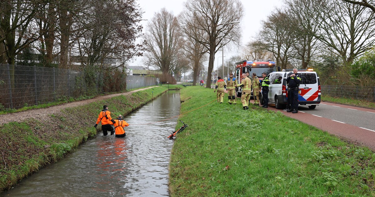 Hulpdiensten ingezet voor persoon te water op de Veilingweg in De Lier