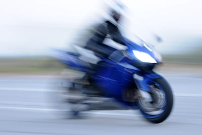 Bizar toeval na zwaar ongeluk: motorrijder en slachtoffer herkennen elkaar pas maanden later in bush