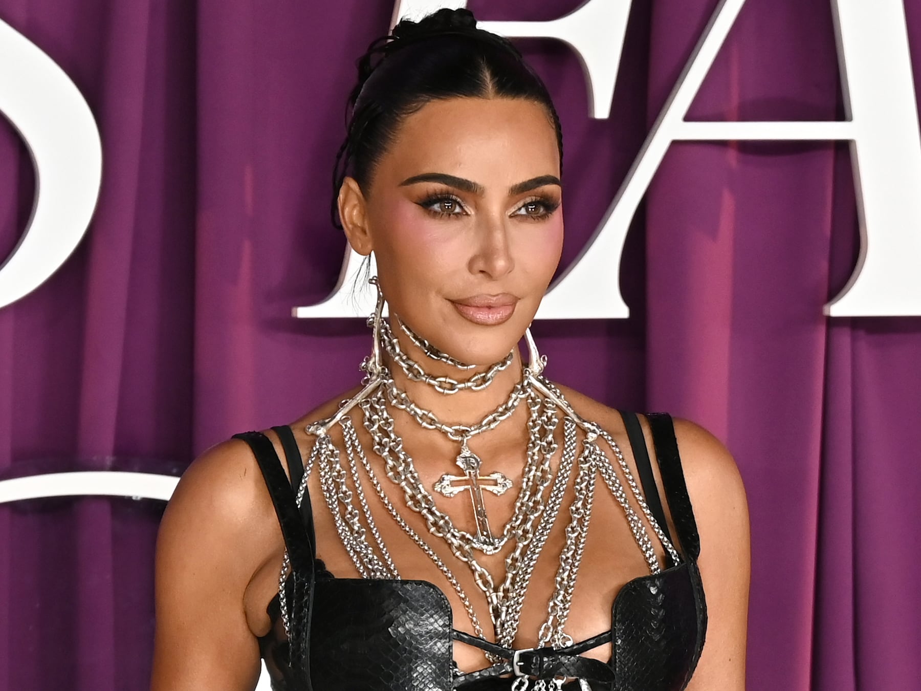 Nieuwe serie van Kim Kardashian compleet neergesabeld door recensenten: ‘Verbijsterend slecht’