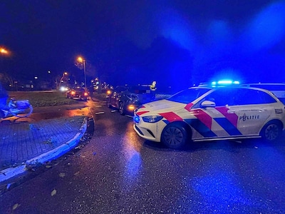 Fietser geschept door auto bij oversteekplaats in Veldhoven