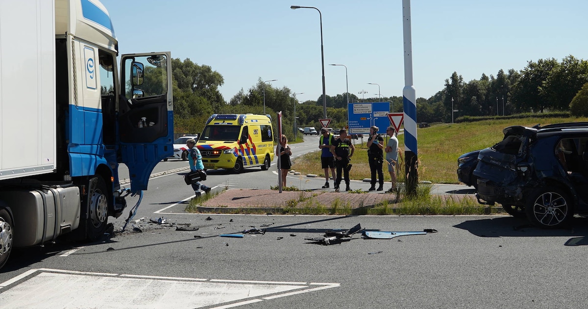 Vijf gewonden na botsing tussen auto, busje en vrachtwagen