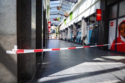 Rood-witte linten blijven voorlopig hangen bij Ackershof: schuifdeuren zijn nog steeds kapot