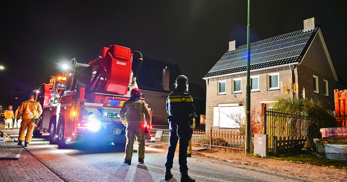 Zonnepanelen en dakpannen weggehaald om woningbrand in Luyksgestel te blussen