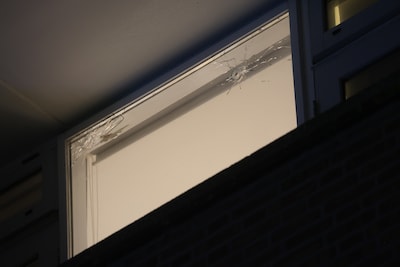 Schoten gelost op portiekwoning in Voorburg, twee kogelgaten in het raam