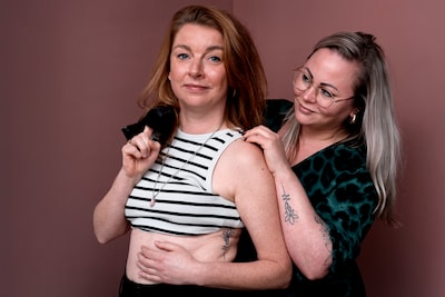 Speciale overwinningstattoo na borstkanker zegt alles over de hechte band tussen Patricia en Roxanne