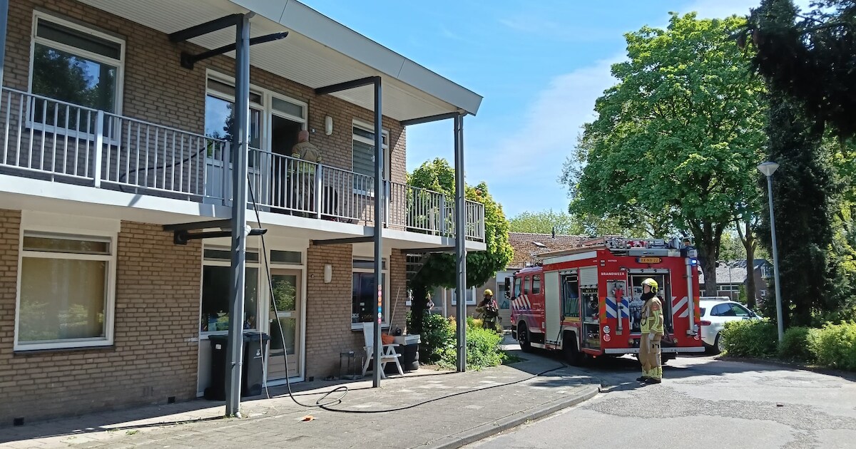 Brand in bovenwoning aan de Bongerd in Swalmen, brandweer slaat deur in