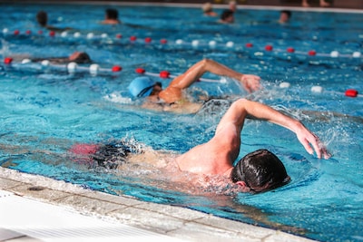 Achterstallige betalingen zwemles escaleren volledig, ouders trekken vereniging voor de rechter