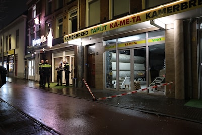 Mogelijke steekpartij op Amsterdamse Veerkade: agenten doen onderzoek