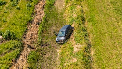 Auto rijdt raakt van de weg op de A12 bij Zevenaar, rijstrook dicht