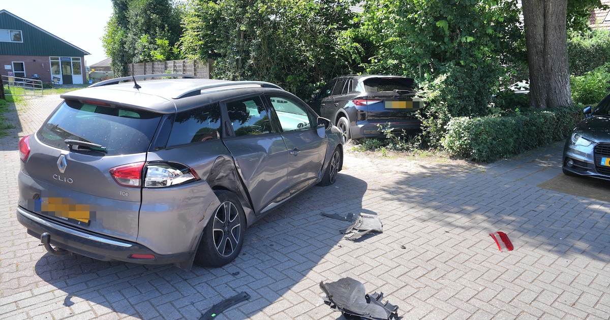 Auto belandt in bosjes na botsing met geparkeerde auto in Wanneperveen