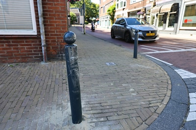 Schade aan auto’s en palen, verdwaalde truckers die Merwedebrug niet op mogen rijden zich klem in straatjes