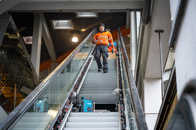 Eindelijk! De roltrappen bij Maashaven worden vervangen of gerepareerd ...
