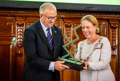Oud-burgemeester Aboutaleb ontvangt Rotterdam Promotieprijs van Carola Schouten