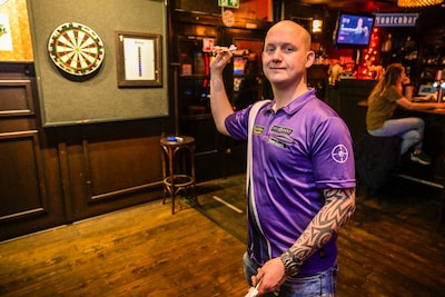 Jeugdwereldkampioen kon zó slecht tegen zijn verlies, dat hij twee jaar stopte met darten: ‘Dat mijn