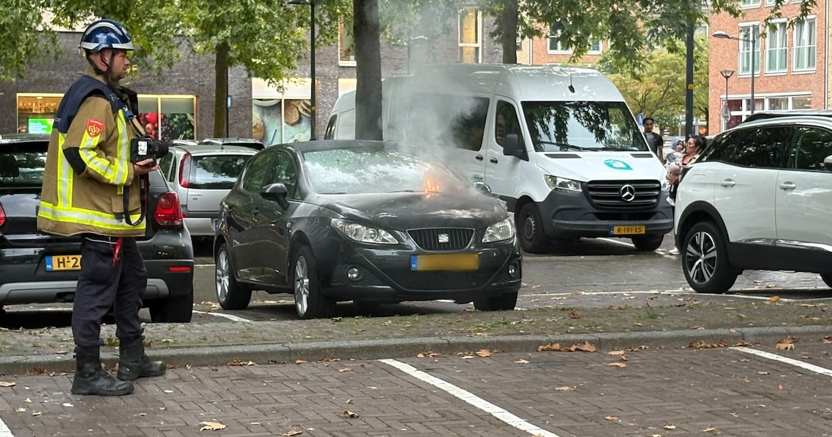 Auto in brand op Hemertplein in Hoofddorp