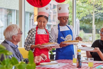 Leerlingen verrassen ouderen in Oosterhout met pannenkoeken tijdens Nationale Pannenkoekdag