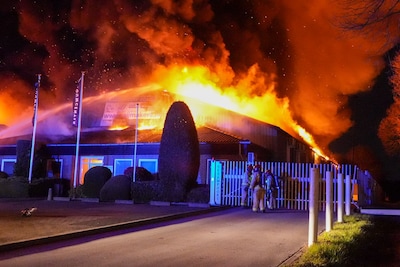 Loodsen en vrachtwagens verloren door grote brand in Someren