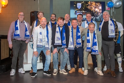 Elftal jubilerende voetballers op de foto en 50ste Lionsconcert in De Vereeniging