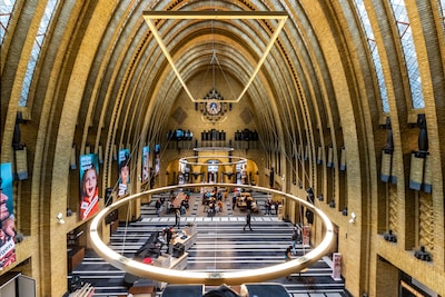 Dief pikt laptop uit bieb Neude