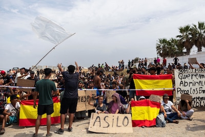 Honderden migranten demonstreren op het strand van Ceuta en dringen aan op asiel