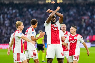 Geertruida zet PSV op slag van rust op voorsprong in heerlijke topper tegen Ajax